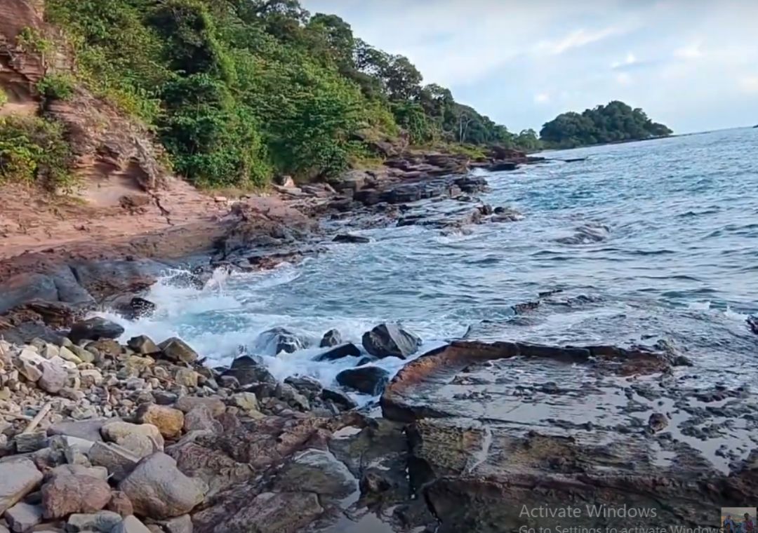 4 Keindahan Pantai Batu Lapis yang Menawan